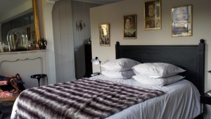 Comfortable bed at the Bed and Breakfast Rosebud in Honfleur, Frace